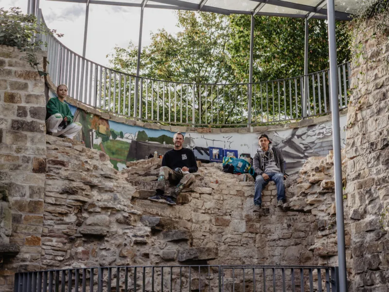 Blick auf ein Graffitto auf einer halbrunden Mauer