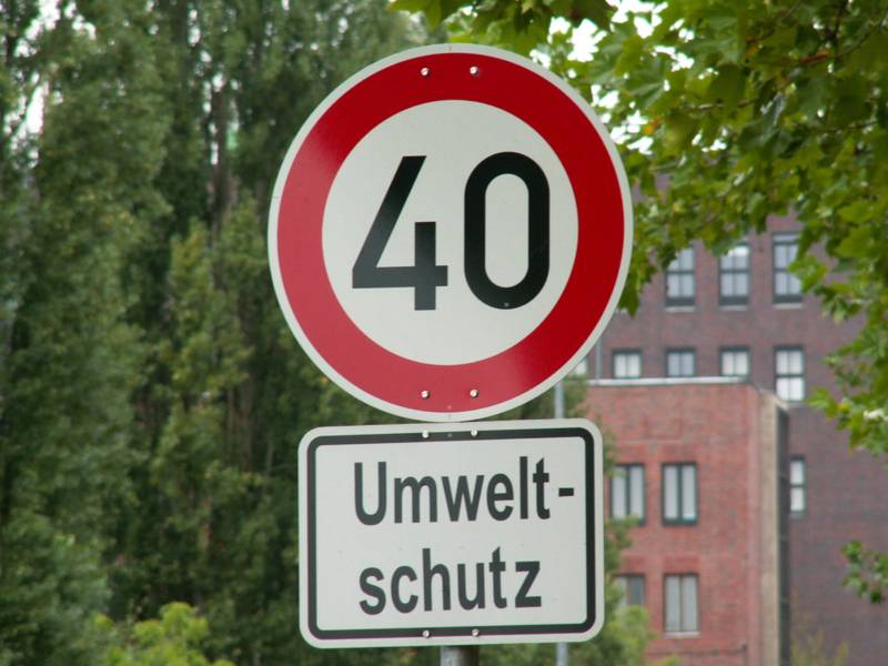 Ein Verkehrsschild, das eine maximale Geschwindigkeit von 40 Stundenkilometern erlaubt. Darunter ein Schild, auf dem "Umweltschutz" steht.