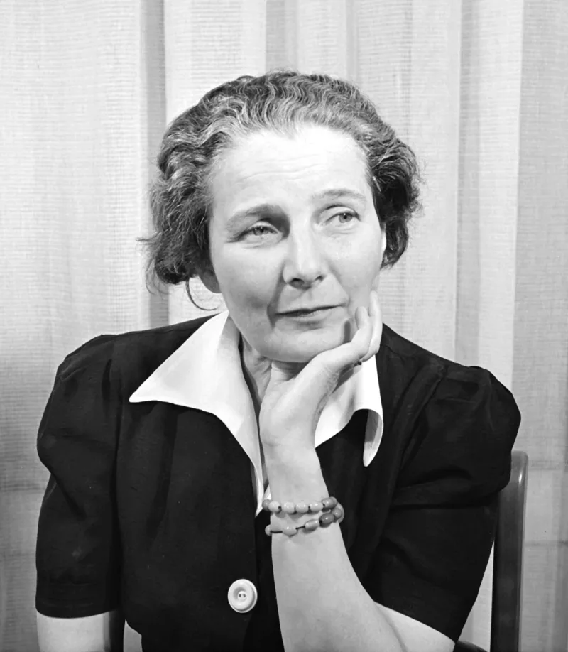 Unbekannte*r Fotograf*in: K&auml;te Steinitz mit aufgest&uuml;tzter Hand (1940/1945)