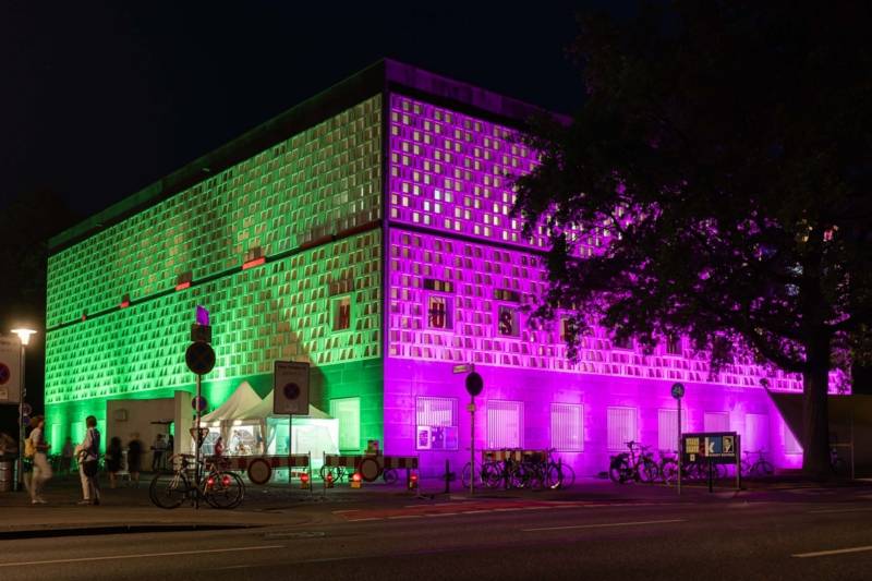Bunt beleuchtetes Museumsgebäude