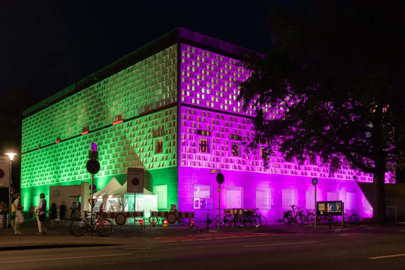 Bunt beleuchtetes Museumsgebäude