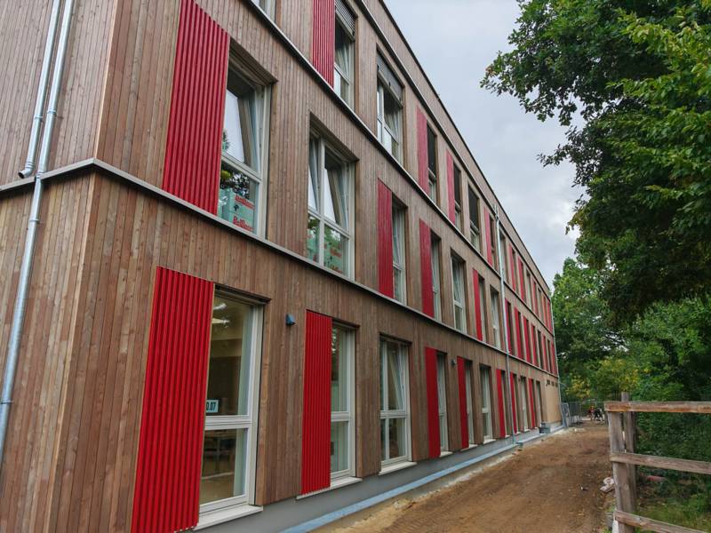 Ein Schulgeb&auml;ude von au&szlig;en.