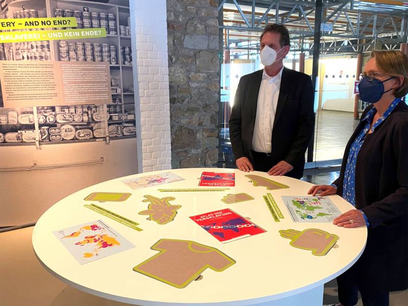 Museumsdirektor Dr. Thomas Schwark führt Kulturdezernentin Konstanze Beckedorf durch die Ausstellung.