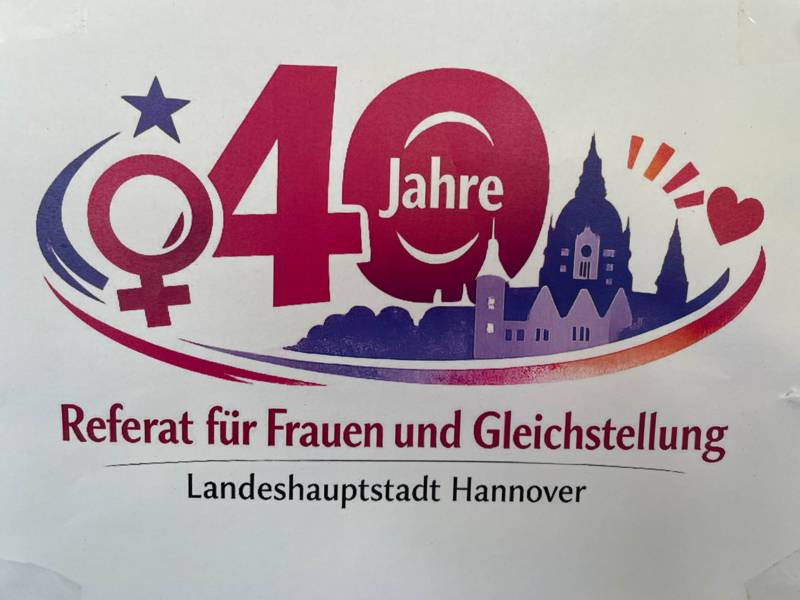 Eine Word-Bild-Marke, in der steht: "40 Jahre Referat f&uuml;r Frauen und Gleichstellung Landeshauptstadt Hannover".