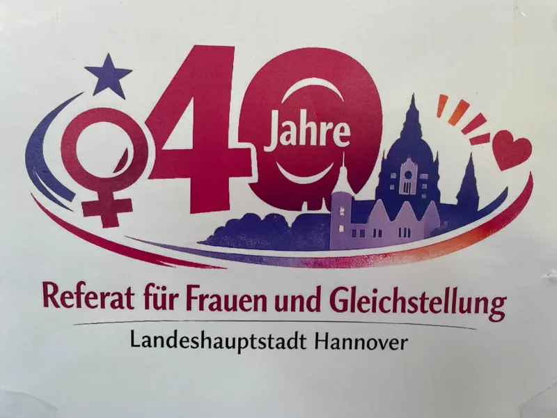 Eine Word-Bild-Marke, in der steht: "40 Jahre Referat f&uuml;r Frauen und Gleichstellung Landeshauptstadt Hannover".