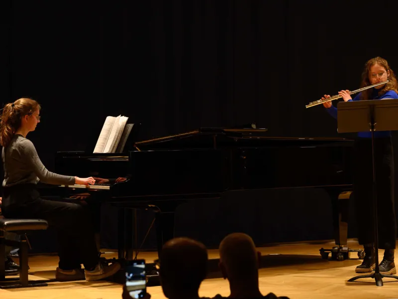 Ein Klavier-Fl&ouml;ten-Duo auf einer B&uuml;hne.