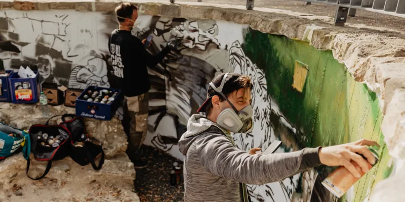 Blick auf ein Graffitto auf einer halbrunden Mauer