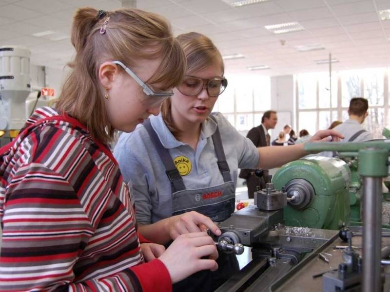 Zwei junge Frauen mit Schutzbrillen an einer Drehbank