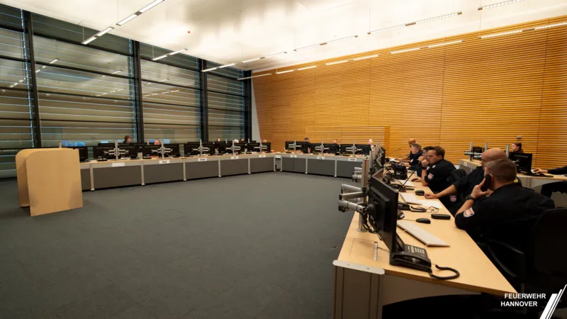 Während die Räumung des Sicherheitsbereichs läuft, arbeitet 