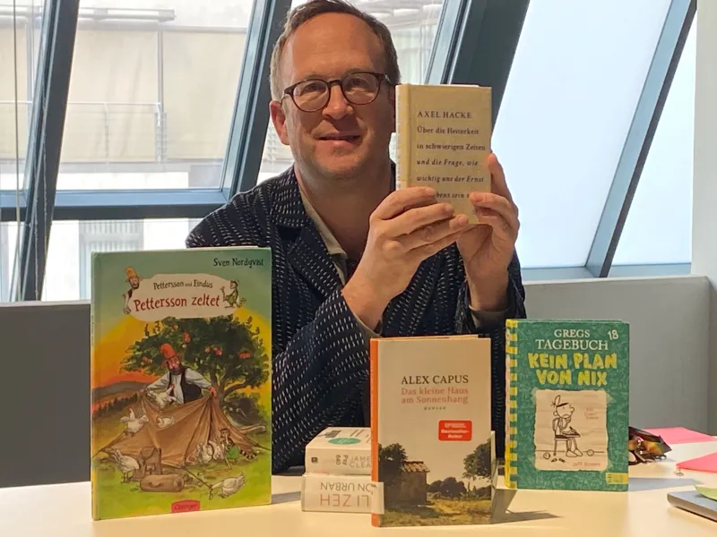 Bibliotheksdirektor Prof. Dr. Tom Becker gab beim Pressetermin einen &Uuml;berblick &uuml;ber die Bilanz 2024 und die Themen f&uuml;r 2025 der Stadtbibliothek Hannover.
