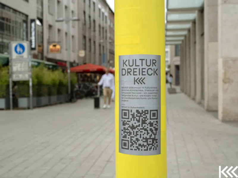 Das Kulturdreieck wird durch gelb folierte Stra&szlig;enlaternen als eine Einheit, als ein zusammenh&auml;ngendes Areal sichtbar.