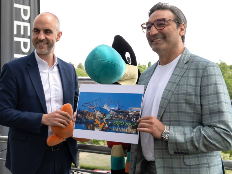 Oberb&uuml;rgermeister Belit Onay und Mousse T beim Pressetermin im Peppermint Pavillon auf dem Expo-Gel&auml;nde.