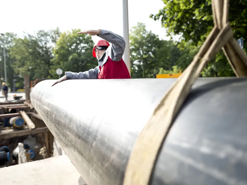 Einbau einer Fernw&auml;rmeleitung durch einen Mitarbeiter von enercity