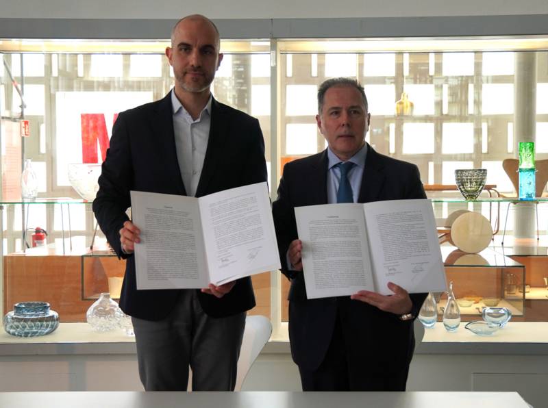 OB Belit Onay und Generalkonsul Ioannis Vikelidis zeigen die offizielle Unterzeichnung der Vereinbarung zwischen der Hellenischen Republik und der Landeshauptstadt Hannover.