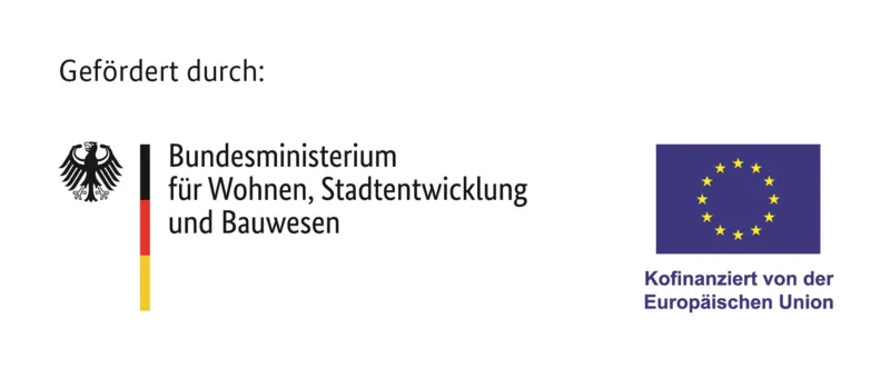 Oben die Schrift "gef&ouml;rdert durch", darunter von links: der Bundesadler, eine schwarz, rot, gold gestreifte horizontale Linie, die Schrift Bundesministerium f&uuml;r Wohnen, Stadtentwicklung und Bauwesen. Rechts ein blaues Rechteck mit einem Kreis goldener Sterne darin, darunter der Text Kofinanziert von der Europ&auml;ischen Union.