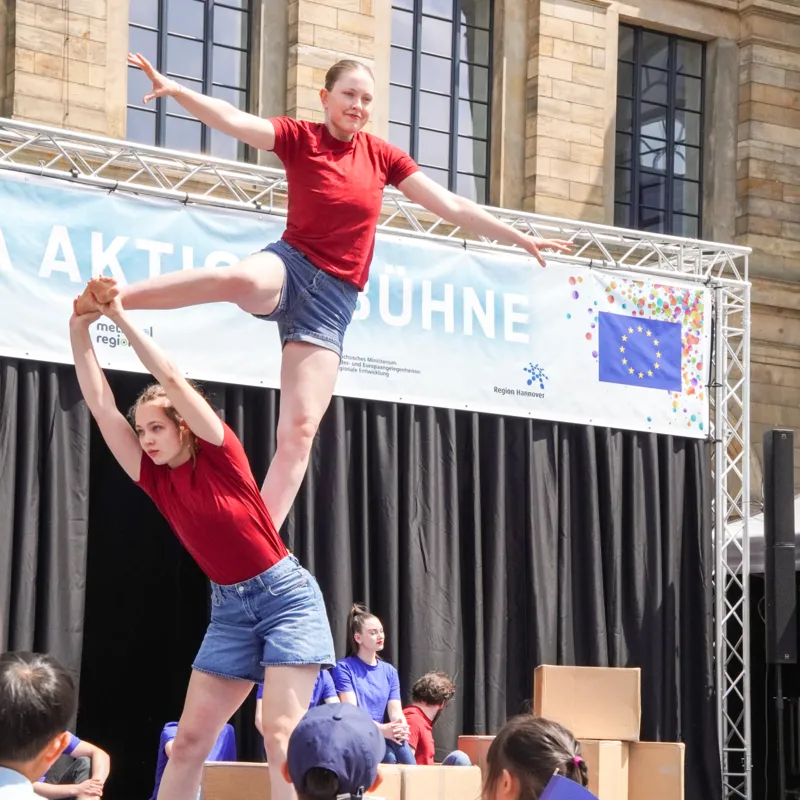 Akrobatik vom CircO Hannover auf der Tanzfl&auml;che des Europafests