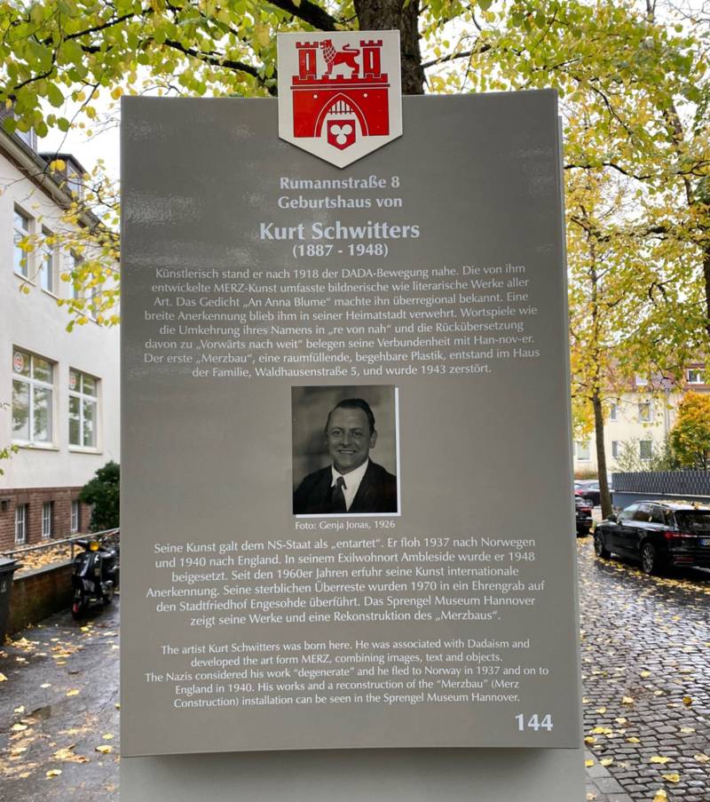 Stadttafel für Kurt Schwitters vor seinem Geburtshaus  in der Rumannstr. 8