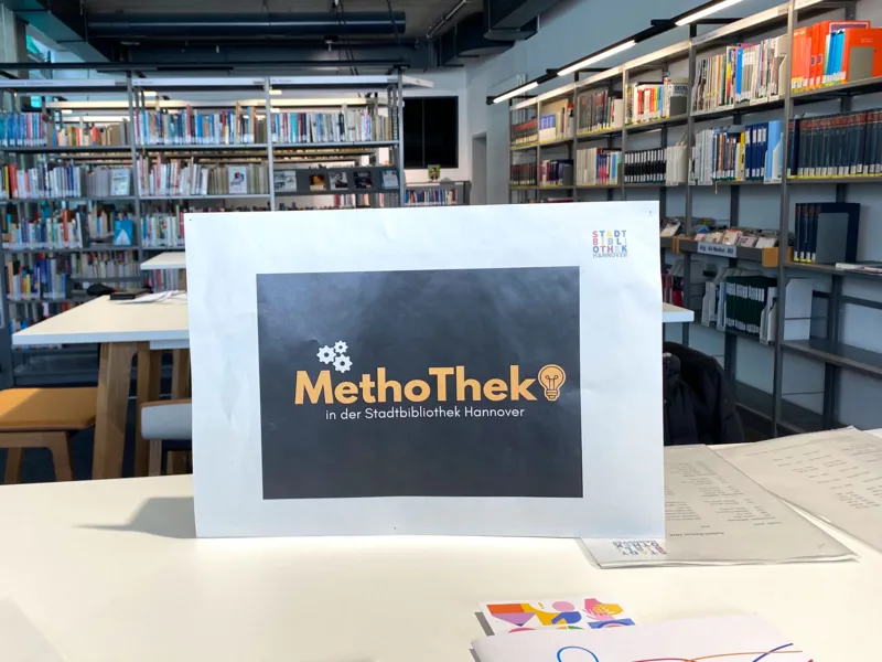 Die MethoThek in der Zentralbibliothek ist ein Lernort und ein neues Format in einem: Hier werden seit September 2024 jeden Freitag moderierte Mini-Workshops, Kurzvortr&auml;ge oder Co-Working-Lectures zu verschiedenen Coaching- und Moderationstools mit externen Referent*innen angeboten.
