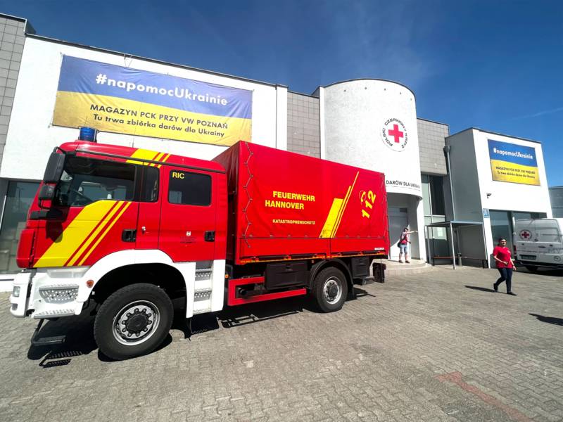Die Feuerwehr Hannover bringt Hilfsgüter (Lebensmittel) nach Poznan, die im Rahmen einer Spendenaktion von VWN gesammelt wurden.