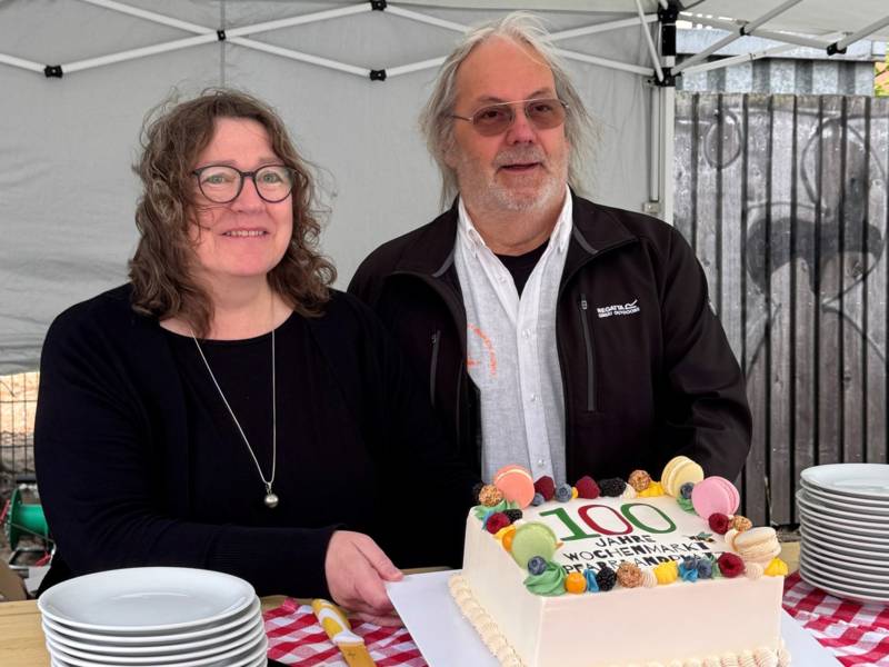 Zwei Personen mit Torte.
