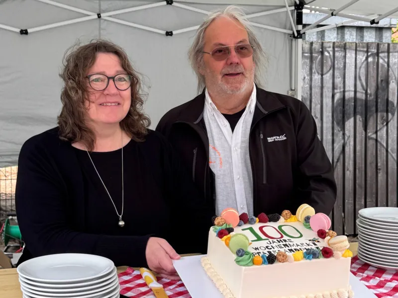Zwei Personen mit Torte.