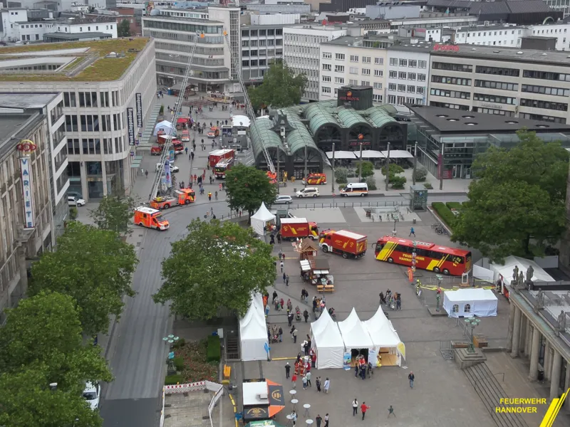 Luftbild des Opernplatzes mit Feuerwehrfahrzeugen