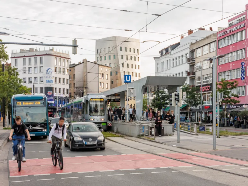 Stra&szlig;e in einem Teil der Innenstadt von Hannover.