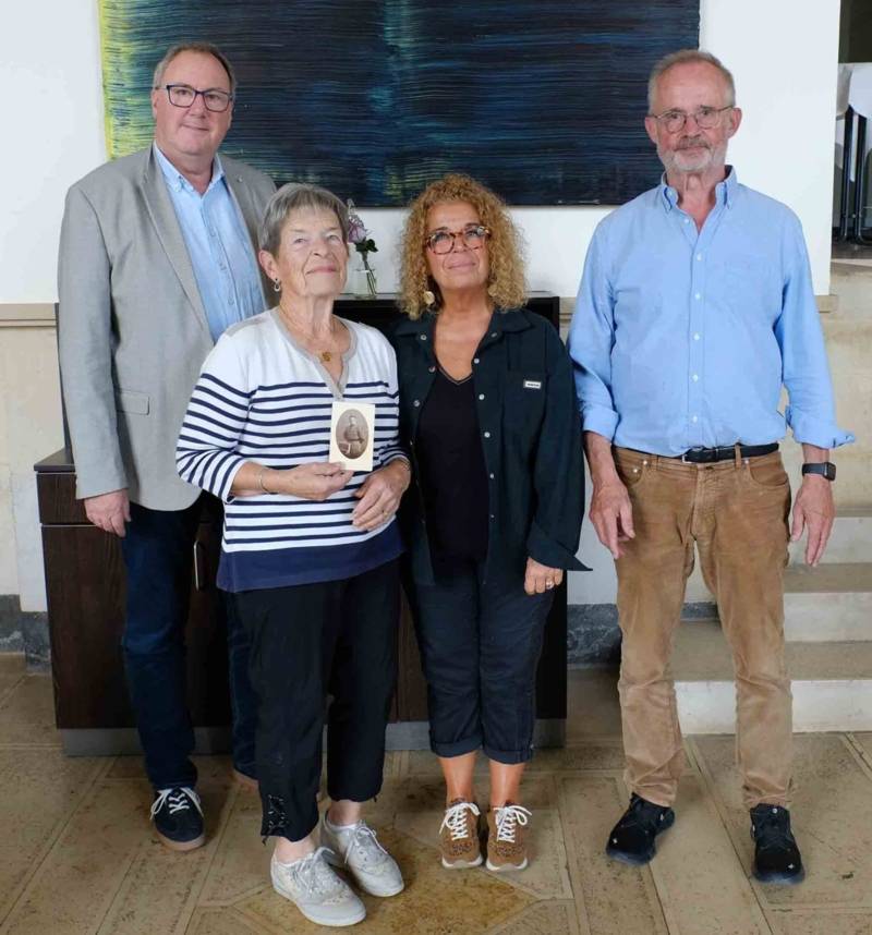 v.l. Dr. Jens Binner (Direktor des ZeitZentrum Zivilcourage), Marie Hélène Sagaspe mit Foto ihres Vaters Jean Iribarne, Marie Ange Sagaspe, Hans Hoffmann (Arbeitsgemeinschaft KZ Stöcken)