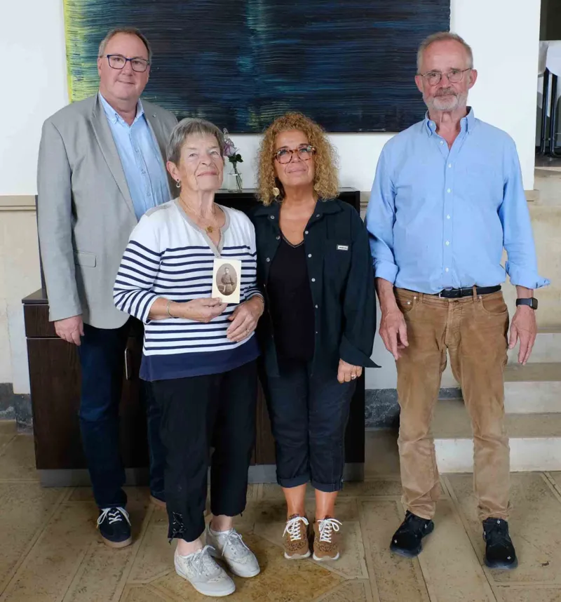 v.l. Dr. Jens Binner (Direktor des ZeitZentrum Zivilcourage), Marie H&eacute;l&egrave;ne Sagaspe mit Foto ihres Vaters Jean Iribarne, Marie Ange Sagaspe, Hans Hoffmann (Arbeitsgemeinschaft KZ St&ouml;cken)