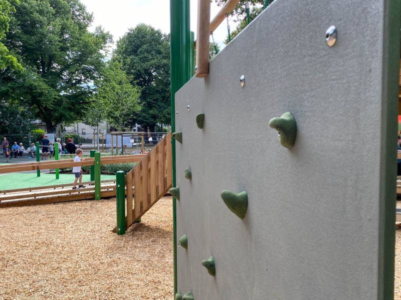 Eine Kletterwand auf einem Spielplatz.
