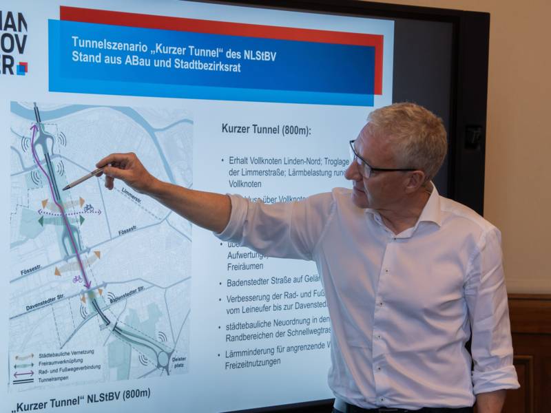 Ein Mann vor einem Monitor.