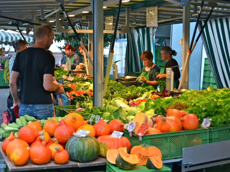 Wochenmarktstand mit K&uuml;rbissen.
