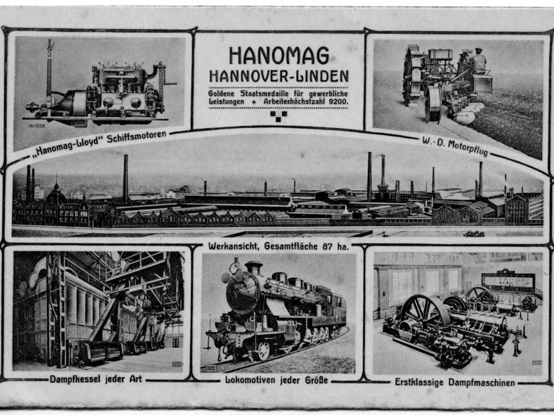 Auf der Ansichtskarte sind verschiedene Fabrikate von Hanomag in schwarz/weiß dargestellt. Es zeigt zum einen in der Bildmitte das Hanomag-Gelände, darum herum die Fabrikate Schifsmotor, Motorpflug, Dampkessel, Lokomotive und Dampfmaschine zu sehen.