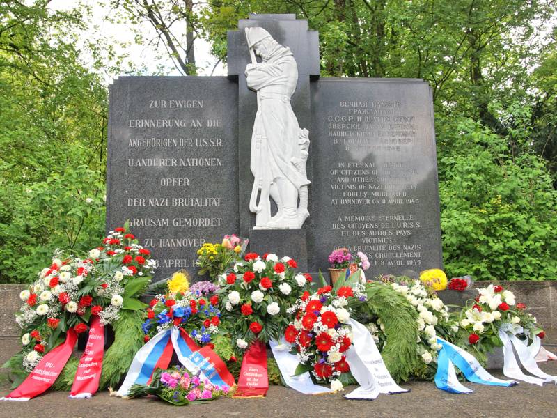 Gedenkränze am Denkmal auf dem Ehrenfriedhof Maschsee-Nordufer