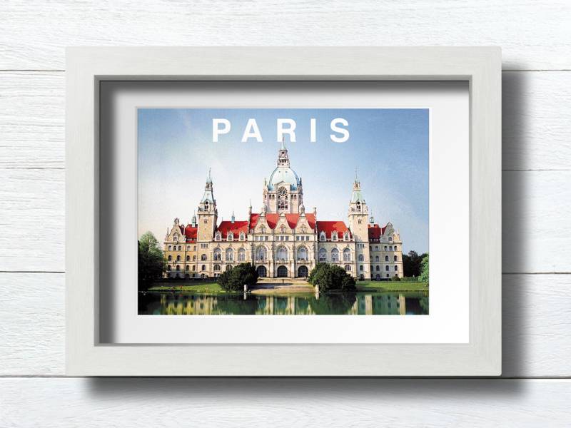 Das Neue Rathaus in Hannover mit dem Schriftzug "Paris"