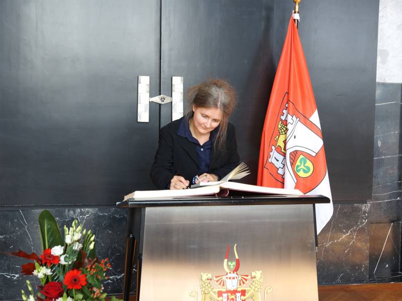 Am Nachmittag des 17. September trug sich Hölty-Preisträgerin Marion Poschmann in das Goldene Buch der Landeshauptstadt ein. 
