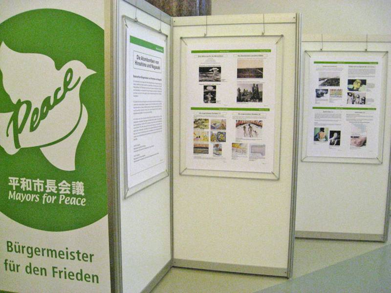 Ausstellung von Mayors for Peace (Bürgermeister für den Frieden) zum Abwurf der Atombomben auf Hiroshima und Nagasaki 
