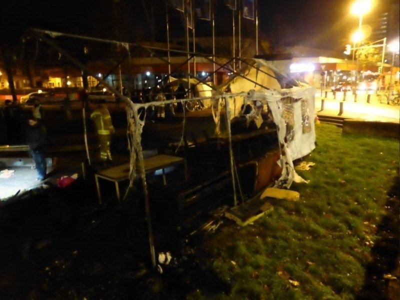 Niedergebrannte Zelte des Flüchtlingscamps