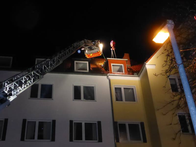 In der Bessemerstraße in der List musste ein Schornsteinaufsatz aus Stahl, der vom Sturm abgerissen worden war und auf einer Dachgaube lag, mit dem Feuerwehrkran und einer Drehleiter geborgen werden.