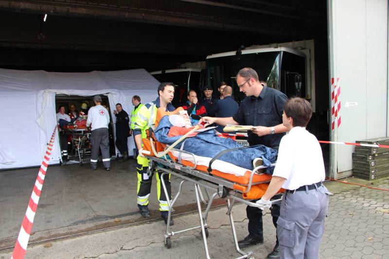 Die Patienten wurden in einer Patientenablage zu einer Vorsichtung und medizinischen Erstversorgung an den Rettungsdienst übergeben.