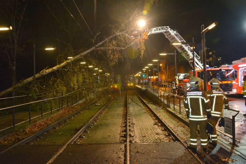 Durch die Leitstelle der Üstra erfolgte gegen 19:50 Uhr die Meldung, dass ein Baum auf dem Fahrdraht der Stadtbahn gestürzt sei.  Nach Sperrung der Bahnstrecke und Freischaltung des Fahrdrahtes wurde der Baum aus dem Rettungskorb eines Drehleiterfahrzeuges vom Fahrdraht sowie aus dem Gleiskörper entfernt. 