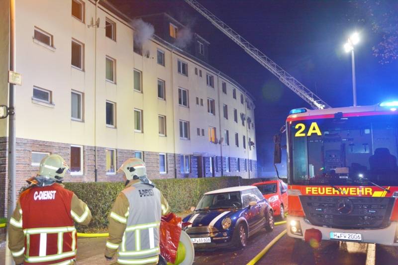 Durch einen schnellen und effektiven Löscheinsatz konnte die Feuerwehr Hannover am Freitagabend eine Ausbreitung eines Wohnungsbrandes auf ein Mehrfamilienhaus verhindern. Vier Personen hatten bei diesem Einsatz Rauchgase eingeatmet, drei von ihnen transportierte der Rettungsdienst in das nächstgelegene Krankenhaus.