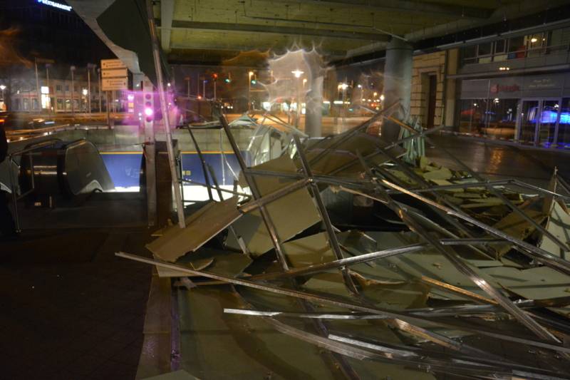 Am Aegidientorplatz wehte der Sturm das Glasdach des Torhauses herunter