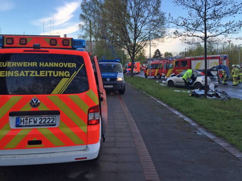 Gegen 18:00 Uhr ging der Hinweis zu einem schweren Verkehrsunfall mit mehre-ren verletzten Personen in der Regionsleitstelle Hannover ein. Zwei PKW waren im Eichenbrink frontal zusammengestoßen, alle sechs Insassen wurden verletzt, da-runter ein 7-jähriges Kind. Der Beifahrer eines Ford-PKW wurde eingeklemmt.