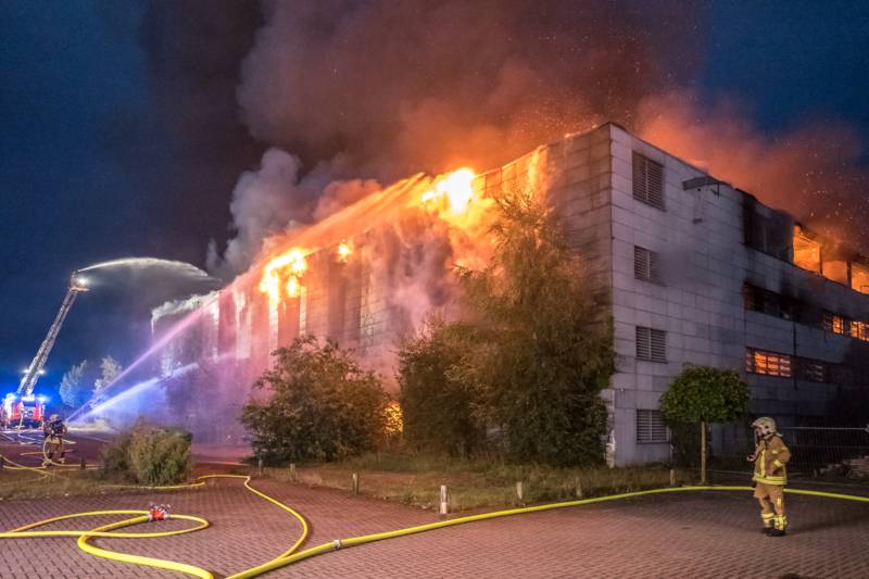 Nach der Durchzündung des Pavillons drohten die Flammen auf drei benachbarte Gebäude überzugreifen. 