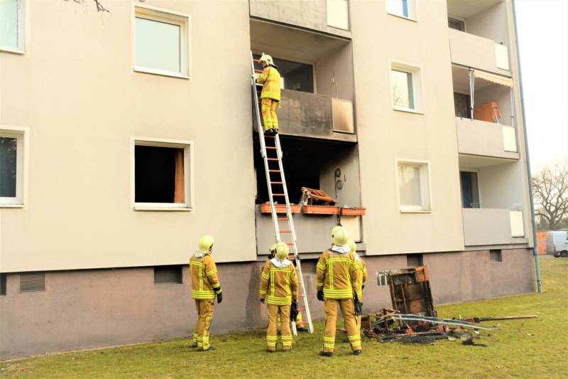 Den Brand selbst brachten die Brandschützer innerhalb weniger Minuten unter Kontrolle und verhinderten somit ein Übergreifen auf weitere Wohnungen. Den Balkon einer darüberleigenden Wohnung mussten die Einsatzkräfte auf Brandnester untersuchen.