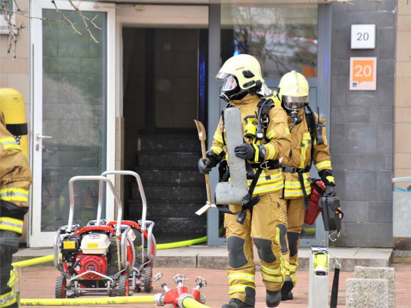 Zwei Trupps unter Atemschutz drangen umgehend zur Brandbekämpfung in die Wohnung ein.