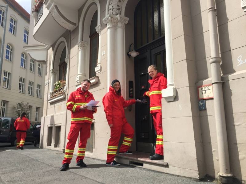 Die Verteilung der Informationsbroschüren führten mehr als 200 Helfer von DLRG, THW sowie von den Ortsfeuerwehren der Freiwilligen Feuerwehr Hannover durch.