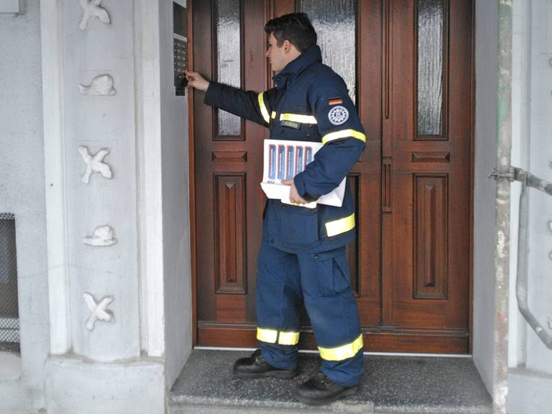 Die Verteilung der Informationsbroschüren führten mehr als 200 Helfer von DLRG, THW sowie von den Ortsfeuerwehren der Freiwilligen Feuerwehr Hannover durch.