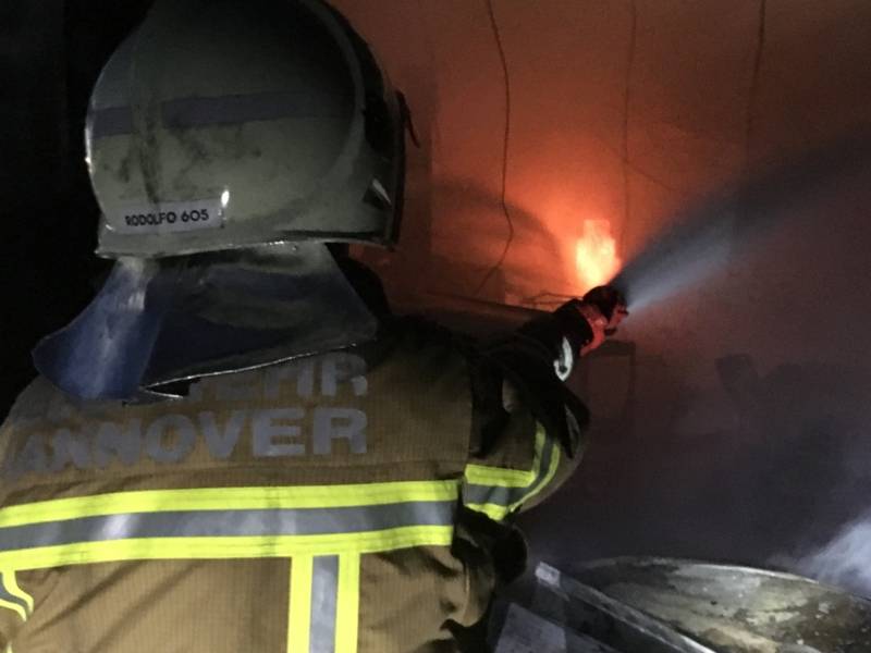 Einsatztrupps der Feuerwehr bekämpften den Brand mit insgesamt fünf handgeführten Rohren
